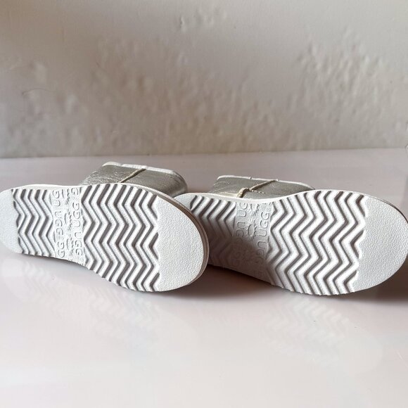 NWOT UGG Classic Short Metallic Silver Shearling Boots Womens 6 - Picture 2 of 5